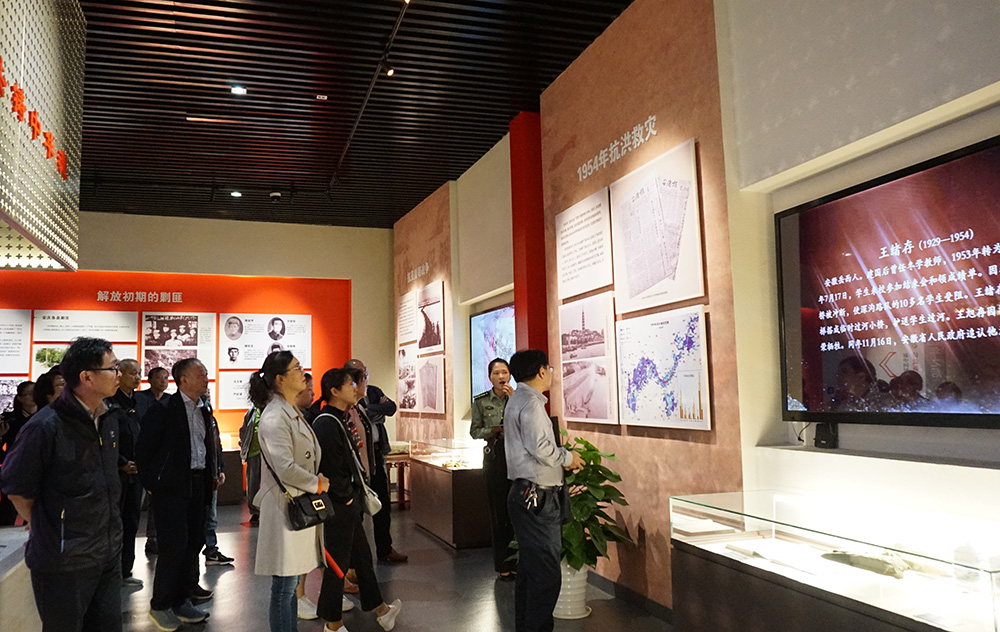 公路工程處黨支部組織黨員到烈士陵園 接受革命傳統(tǒng)教育