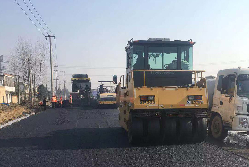 肥東縣店石路02標(biāo)項(xiàng)目瀝青砼下面層試驗(yàn)段攤鋪工作順利完成