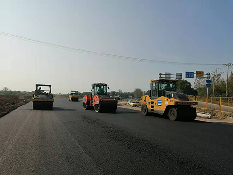 S366合六南通道建設(shè)工程三標(biāo)段瀝青砼下面層試驗(yàn)段攤鋪工作順利完成