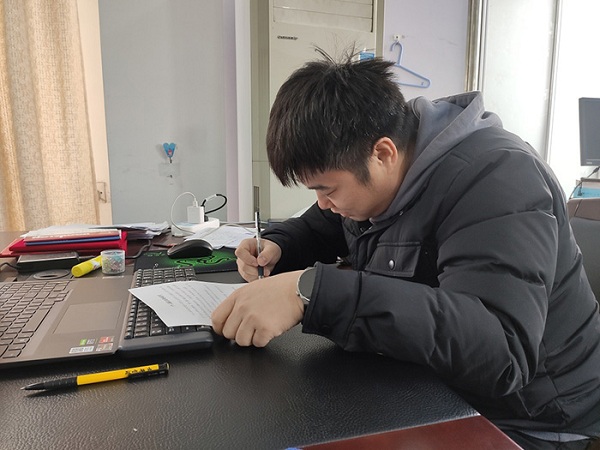 公路工程處黨支部 組織黨員干部簽署廉潔自律承諾書(shū)