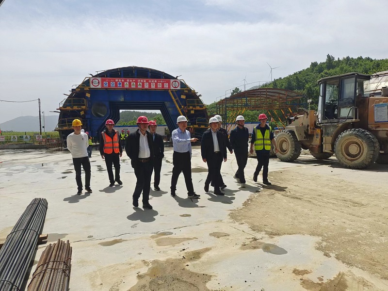 安慶市交通運(yùn)輸綜合行政執(zhí)法支隊(duì)隊(duì)長王宇一行到S22天天高速營嶺隧道項(xiàng)目檢查指導(dǎo)工作