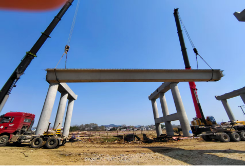 S22天天高速?zèng)鲈露?biāo)二工區(qū)首片預(yù)制箱梁順利架設(shè)